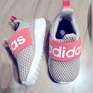 BRAND NEW Adidas shoes Size 4 Baby/Walker